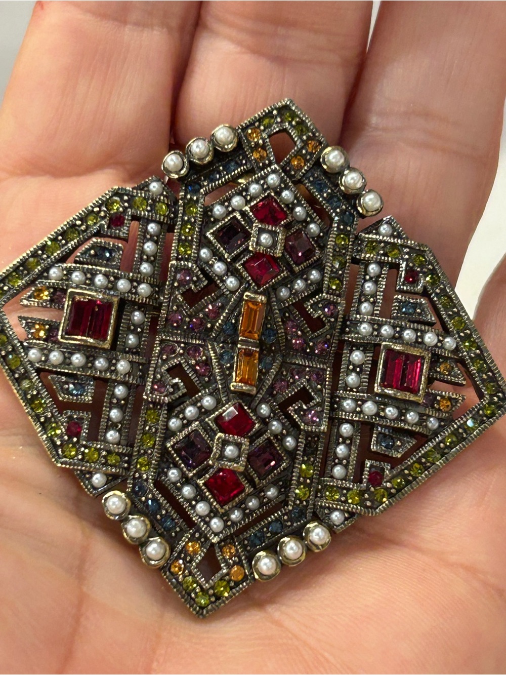 Gorgeous Heidi Daus Artful Sophistication geometric brooch